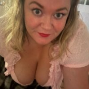 CurvyMilfWithBigJugs