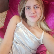 nina_pink