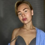 Vivienne_Kiss
